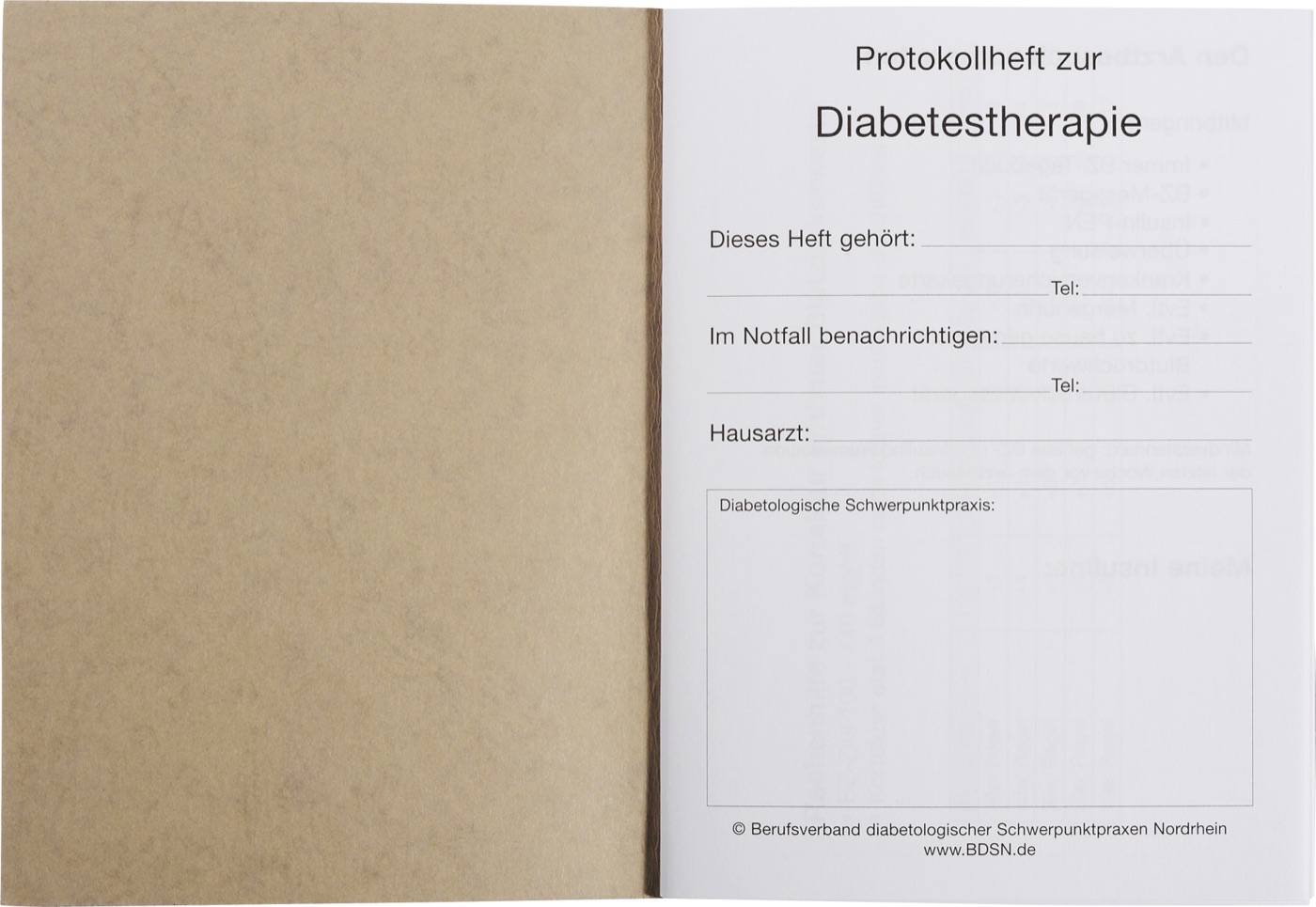 Das graue Heft aufgeschlagen, daneben das Deckblatt