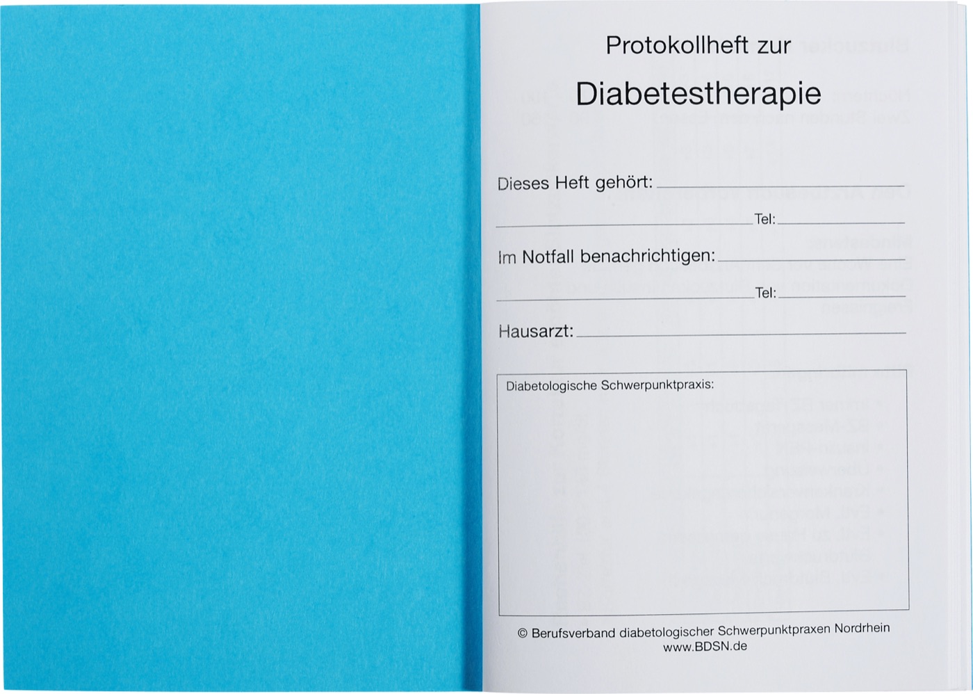 Das türkise Heft aufgeschlagen, daneben das Deckblatt